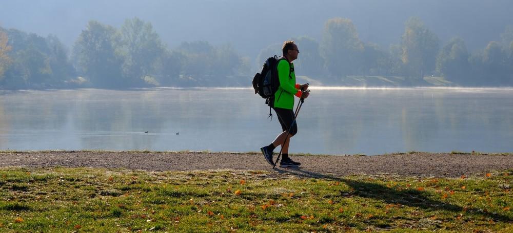 Exemple arthrose sport à éviter : homme pratiquant la marche douce pour éviter l'arthrose