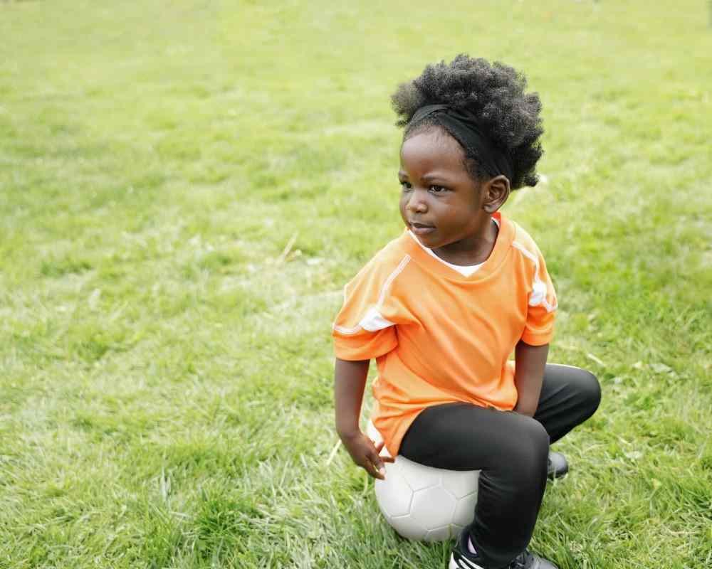 Présentation d'un enfant footballeur pour rhume de hanche