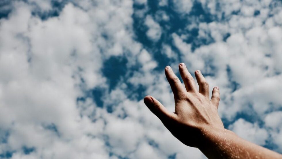 Main droite qui gratte : Signification, causes et remèdes naturels