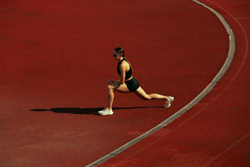 Présentation d'une femme faisant exercice d'étirement pour tendinite moyen fessier