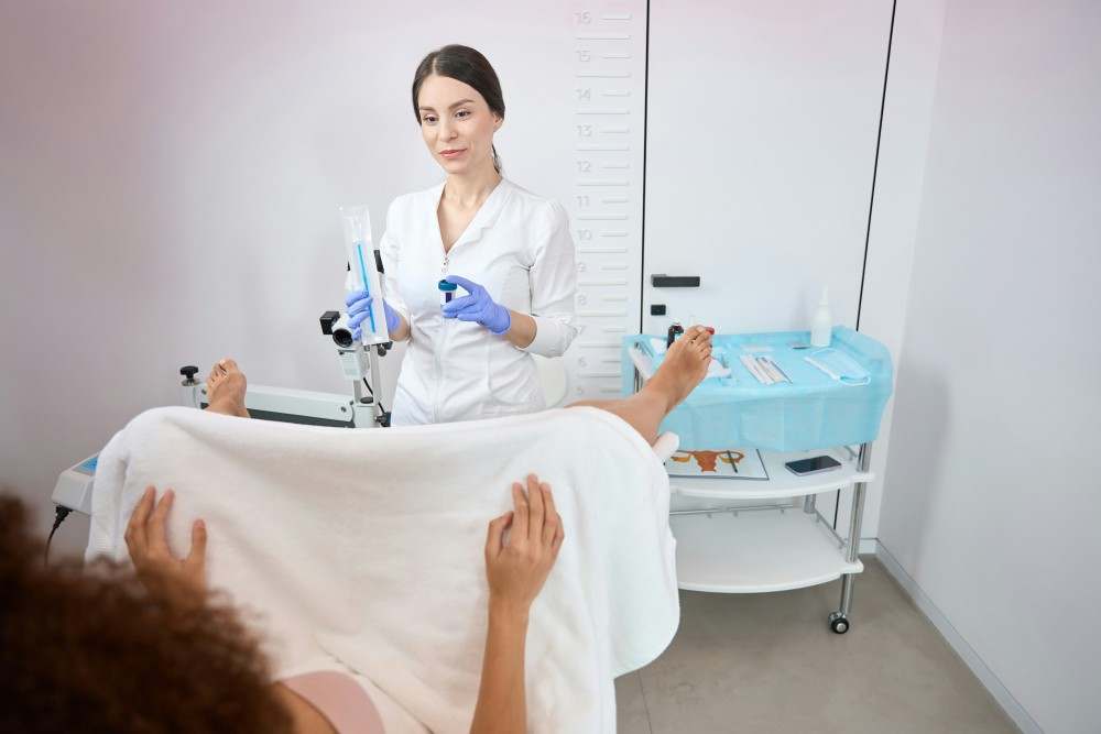 Femme allant subir une colposcopie, préparation à l'examen avec gynécologue