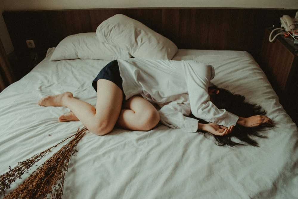 Femme avec sécheresse vaginale inconfortable lors des rapports intimes
