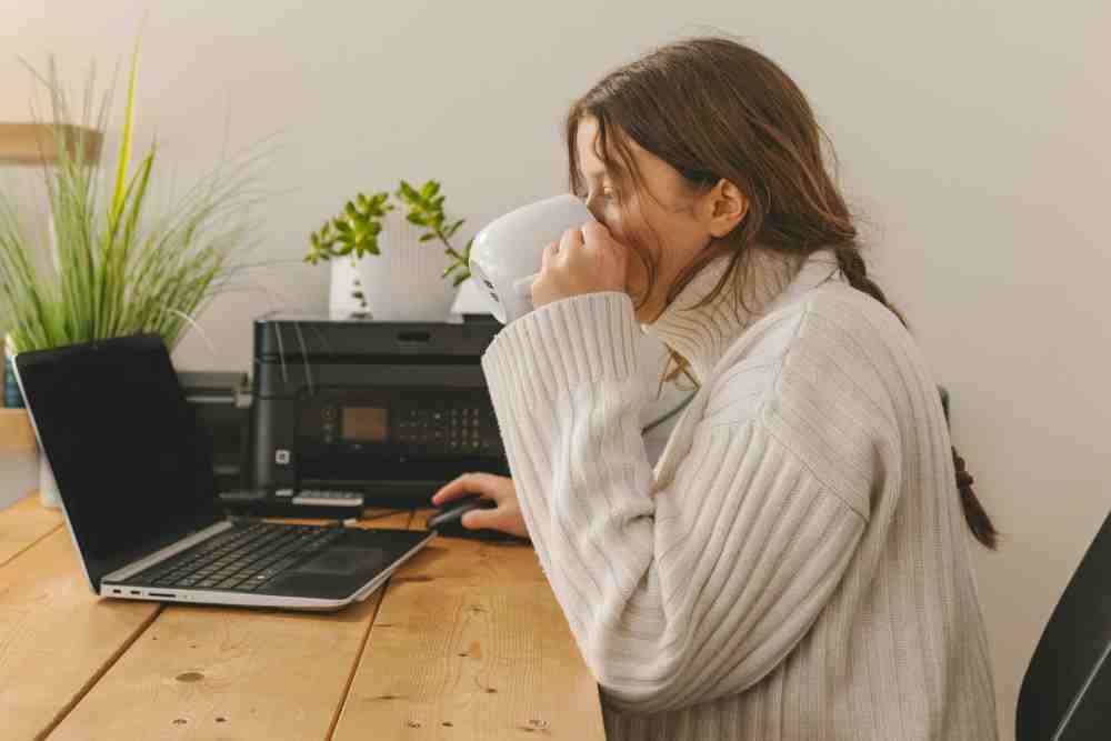 Femme en télétravail pour inaptitude partielle