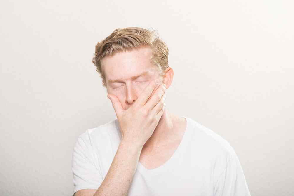 Homme faisant un malaise vagal intestinal
