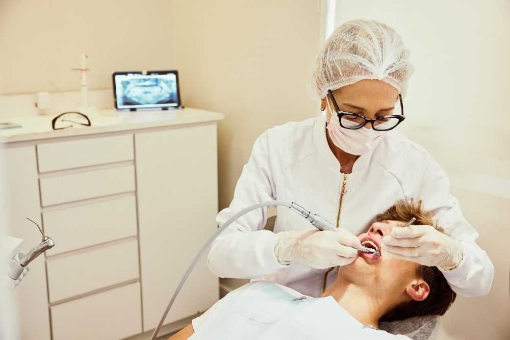 En combien de temps disparaît un abcès dentaire patient chez le dentiste