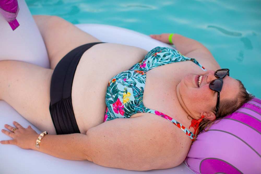 Femme en maillot de bain abdomen gonflé