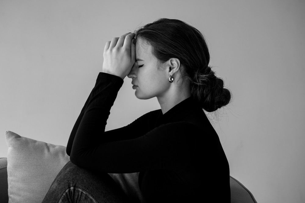 Femme se couvrant le corps et souffrant de pityriasis rosé de gibert
