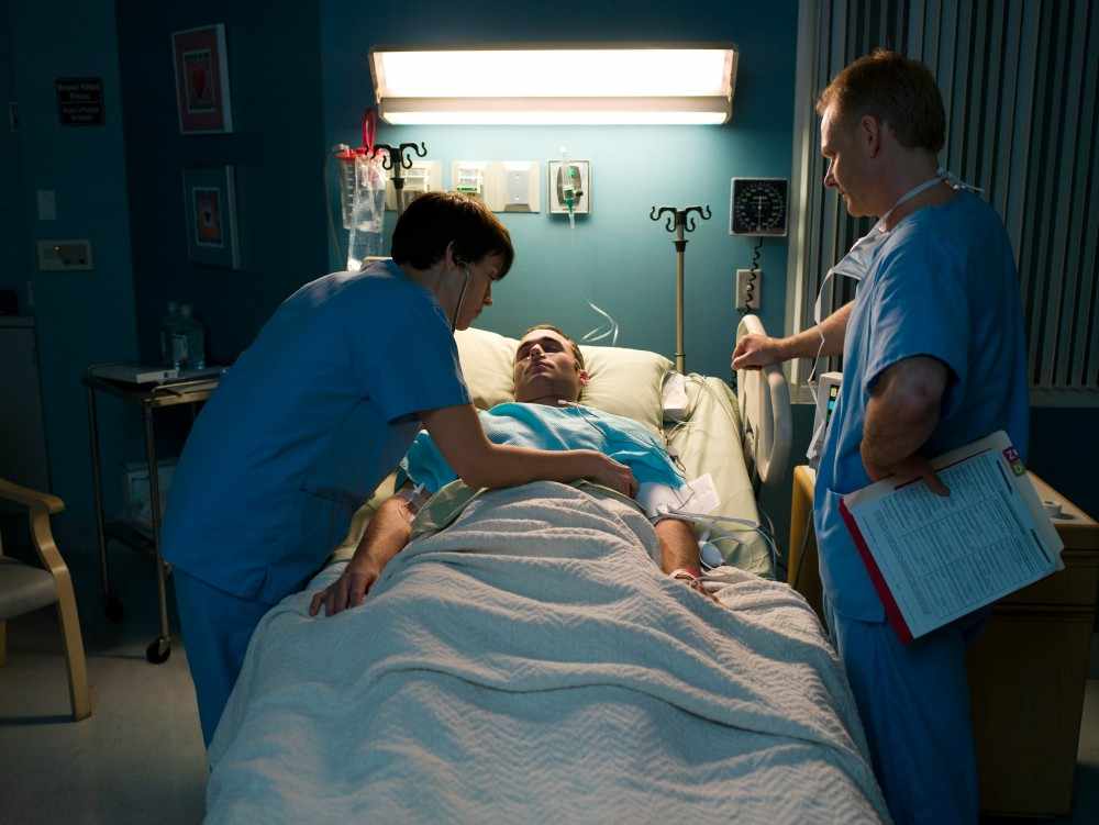 Homme à l'hôpital suivi pour saignement de nez et AVC suspicion