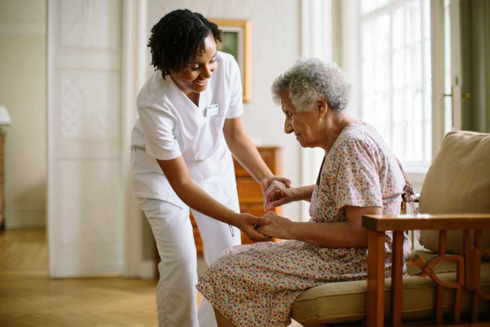 Soignante aidant une vieille dame à se relever guillain-Barré