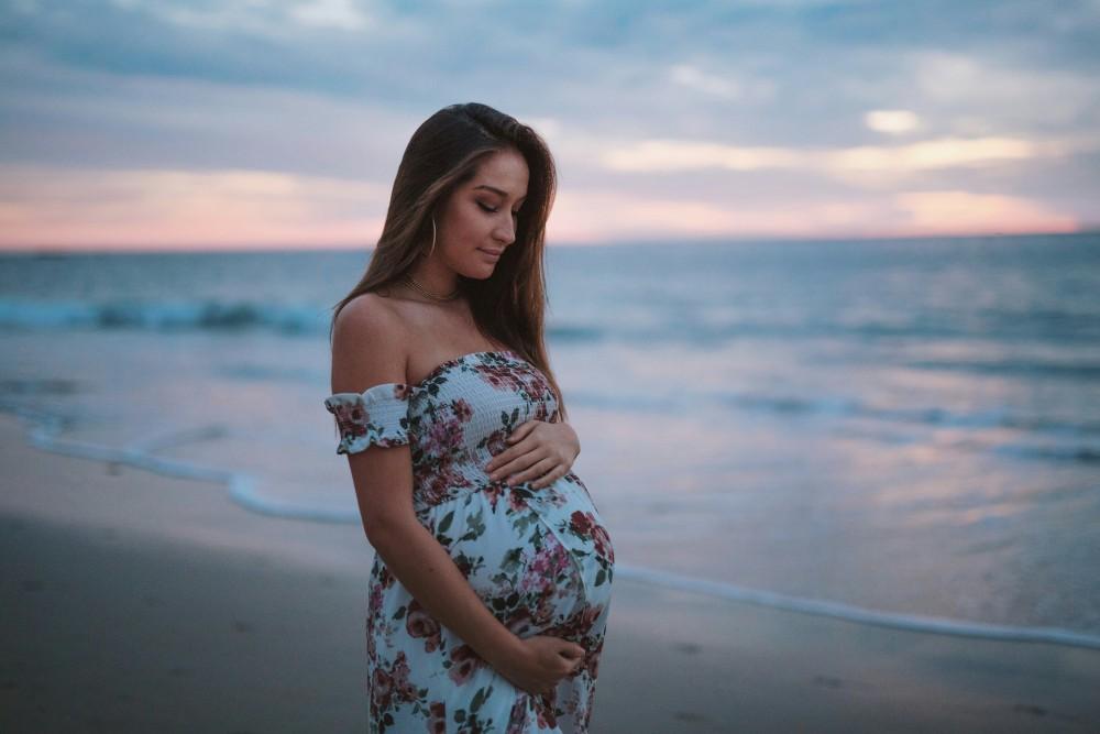Femme enceinte sur une plage