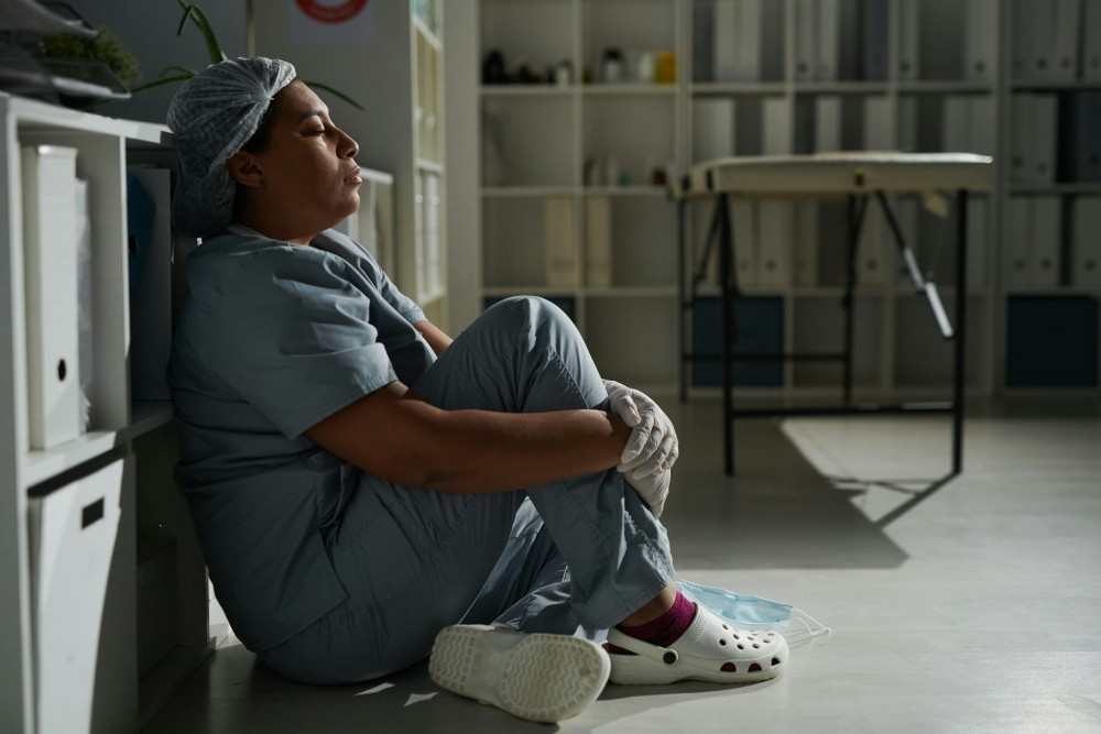 Femme fatiguée, décalage horaire, travail de nuit