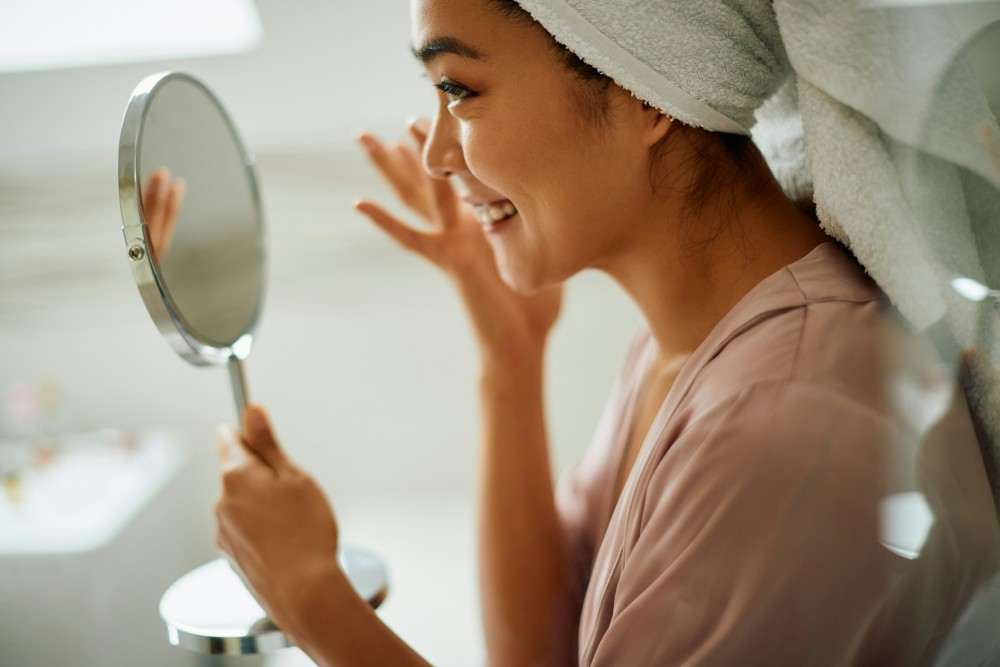 Femme soignant sa peau avec des crèmes