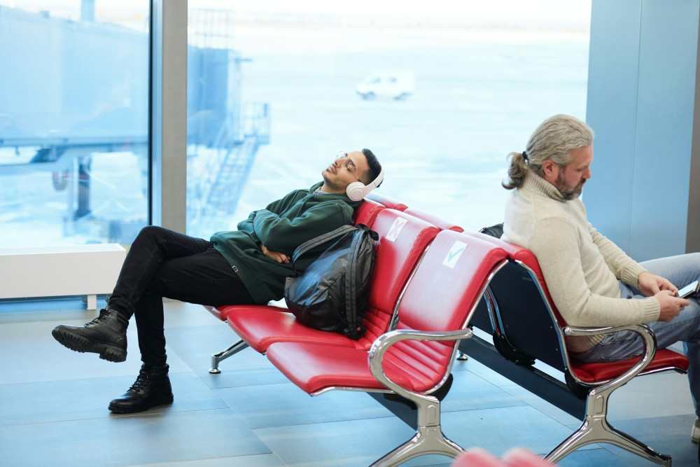 Homme en décalage horaire voyage long courrier