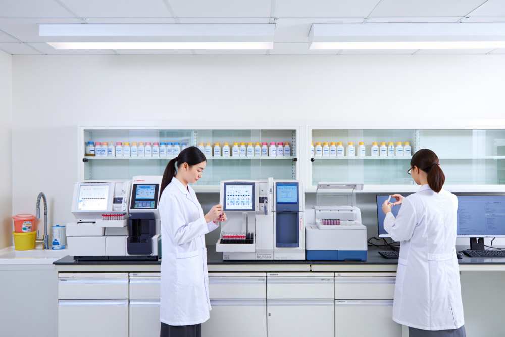 Laborantines au travail