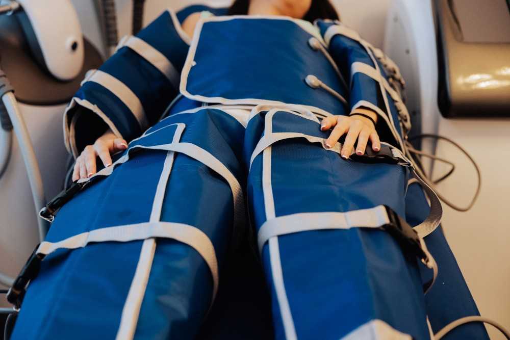 quels-sont-les-meilleurs-drainages-lymphatiques-a-paris-femme-beneficiant-d-un-dispositif-de-drainage Quels sont les meilleurs drainages lymphatiques à Paris, femme bénéficiant d'un dispositif de drainage