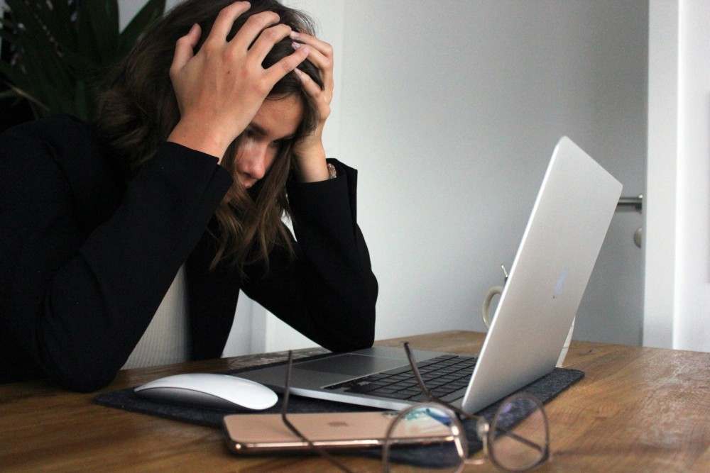 Femme au travail, stress chronique