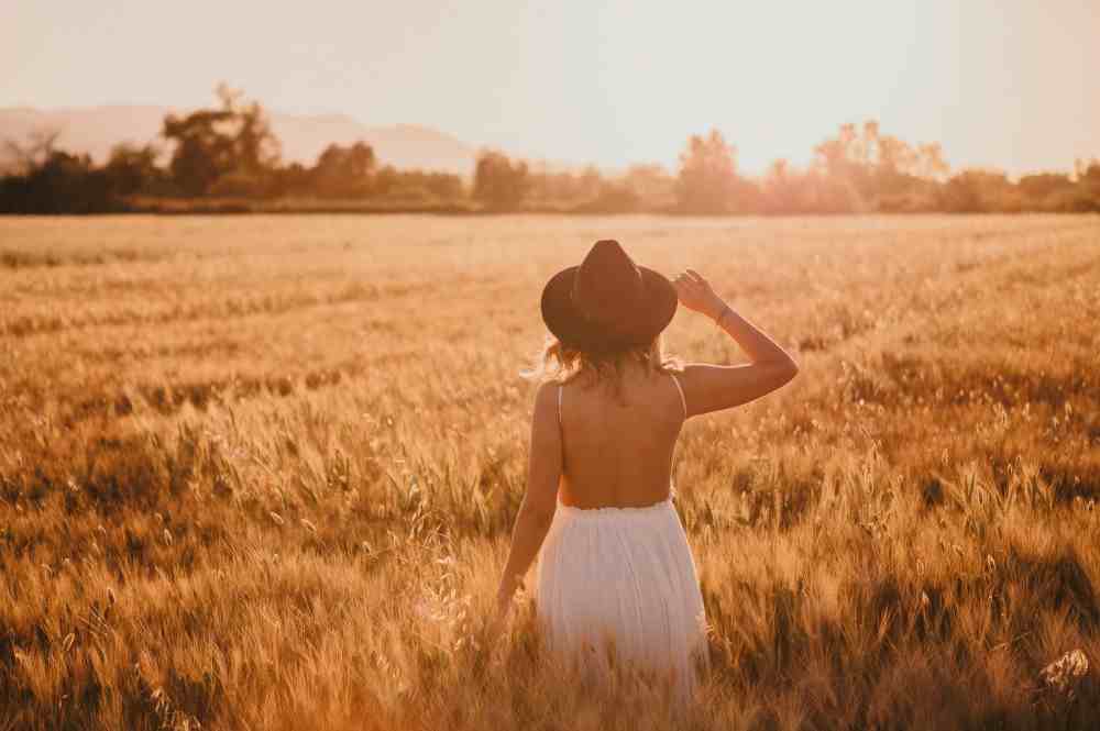 Femme prenant le soleil et la lumière naturelle pour sa santé