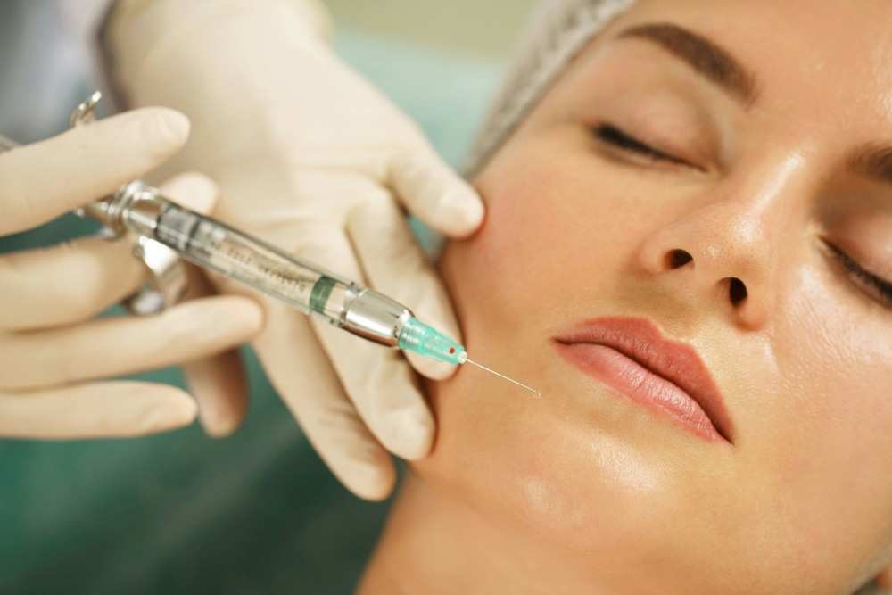 Le top 6 des soins incontournables pour 2026, femme bénéficiant d'une injection botox