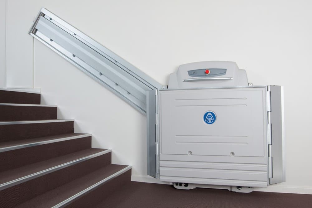 Vue d'une plateforme élévatrice PMR en position repliée