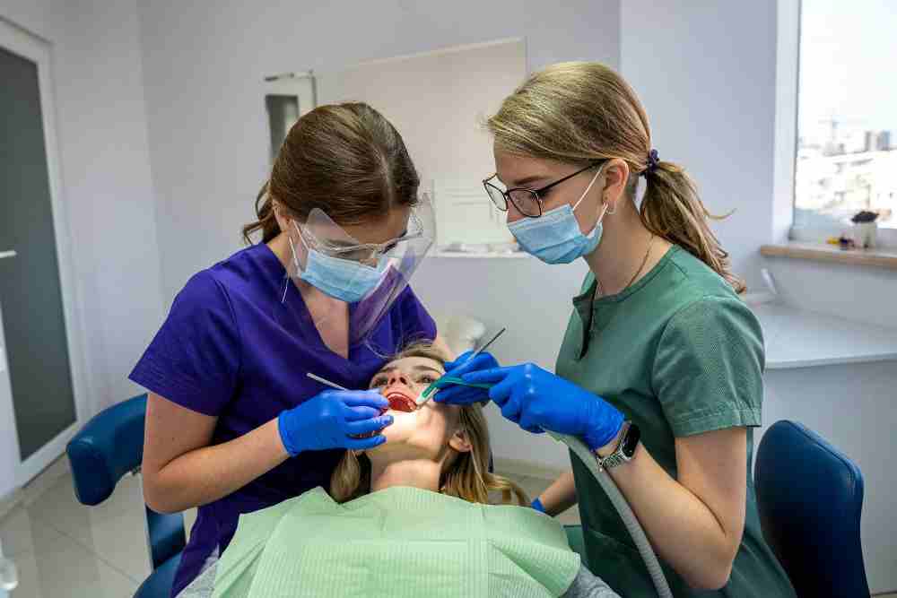 Chirurgienne et assistante dentaire pour implant dentaire