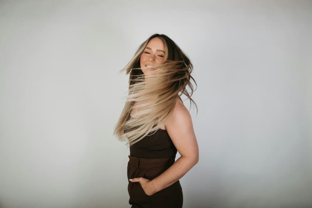 Comment favoriser la pousse des cheveux, femme avec de beaux cheveux longs