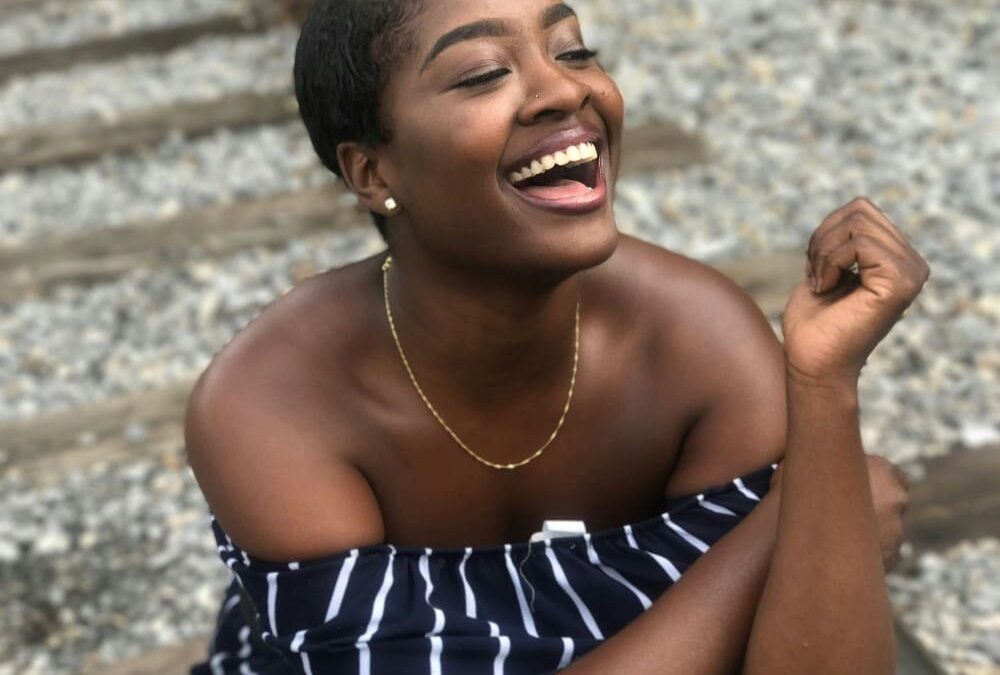 Femme ayant une belle dentition, se brosser les dents tous les jours