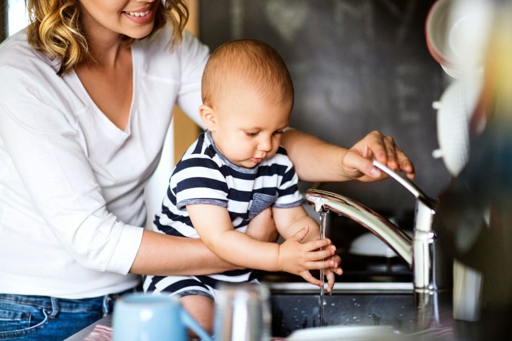 Lavage des mains bébé avec sa maman