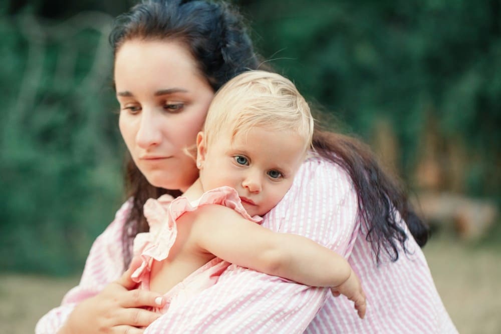 Protection de l'enfance, femme qui protège un enfant