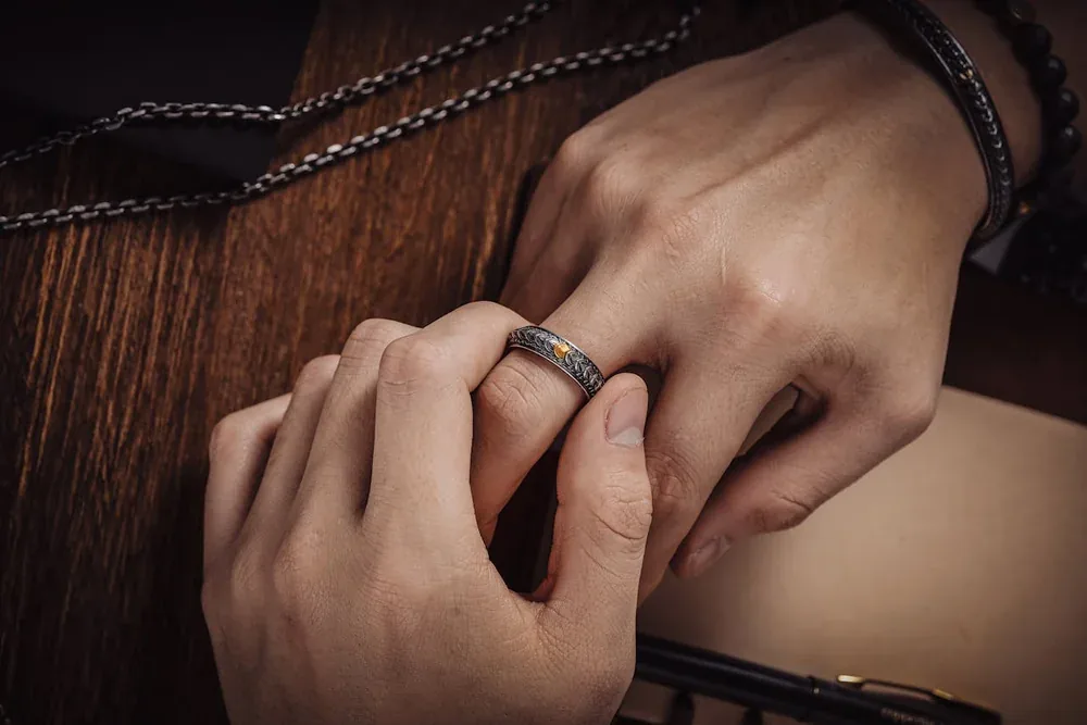 Geste apaisant de rotation d'une bague anti stress pour calmer l'anxiété