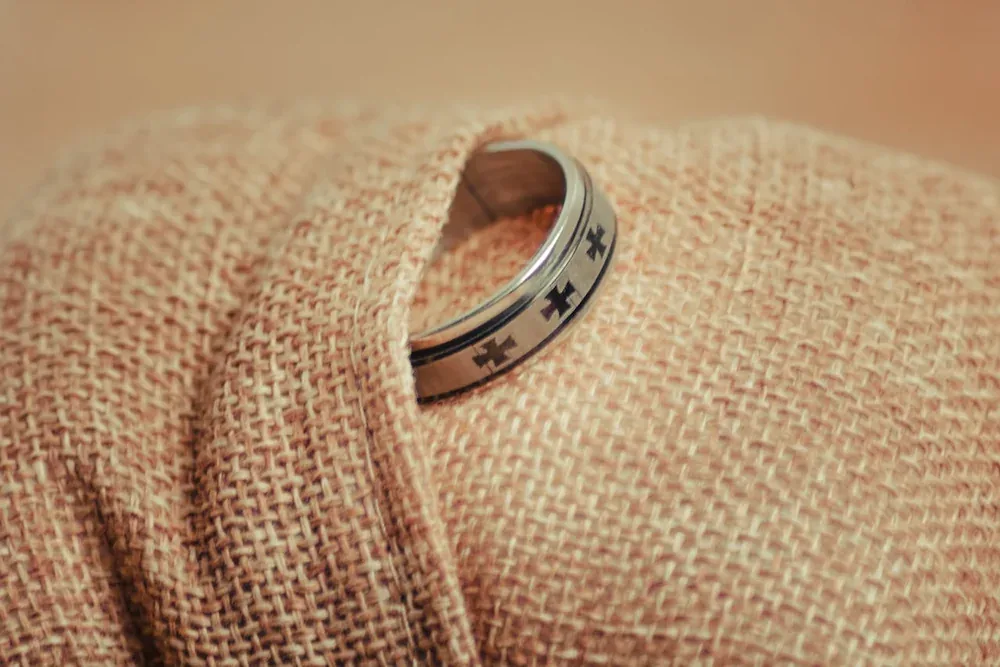 Bague anti stress à anneau tournant dans un écrin