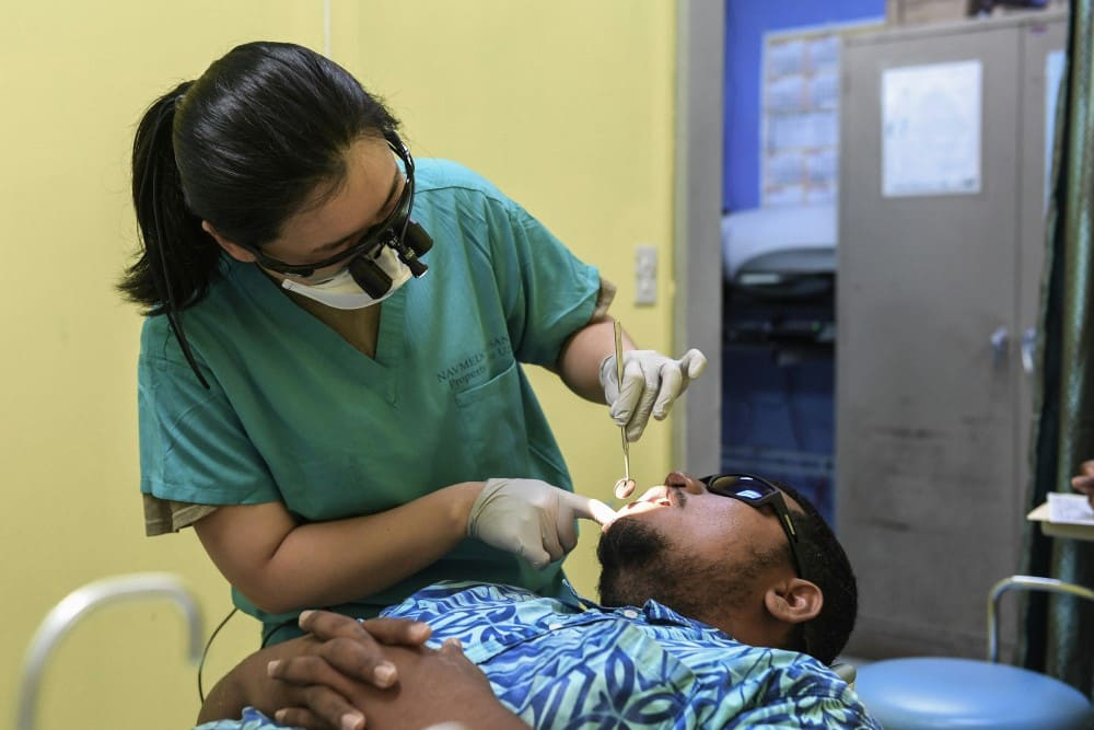 L&rsquo;implant dentaire : Tout savoir sur la pose, le suivi et les bénéfices à long terme