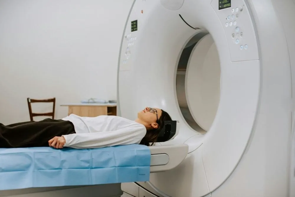 Patiente en cours d'examen scanner tomodensitométrique en milieu hospitalier