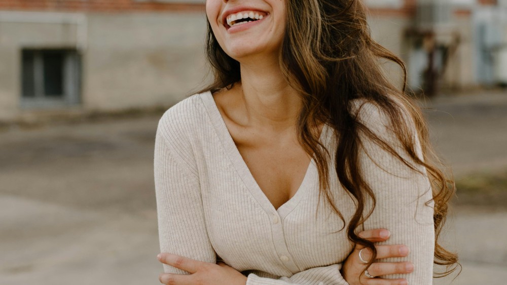 Femme joyeuse faisant de la médecine non esthétique