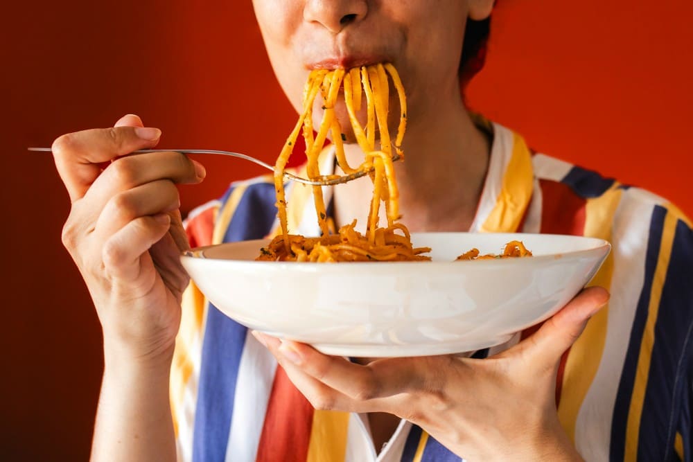 Femme qui mange un plat de pâtes, diabète, glycémie