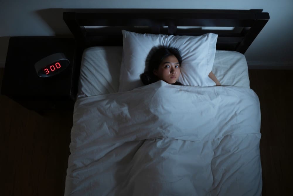 Femme qui se réveille 3h du matin