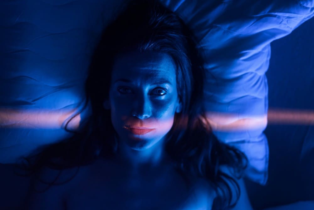 Femme réveillée en pleine nuit
