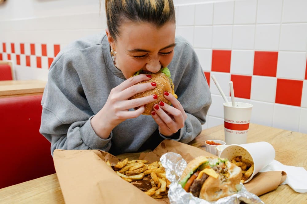 Pourquoi j'ai tout le temps faim, femme qui mange beaucoup