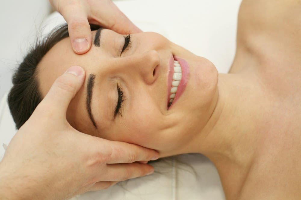 Femme chez l'esthéticienne pour soin du visage
