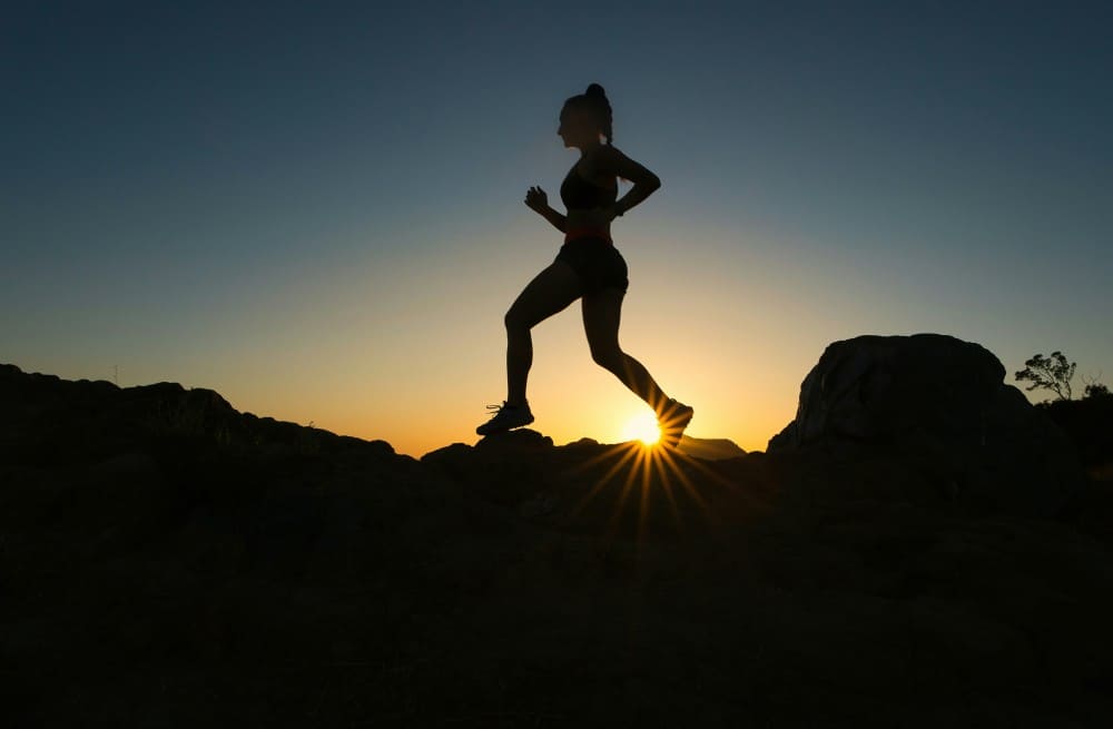 Femme faisant son jogging améliorer microbiote intestinal