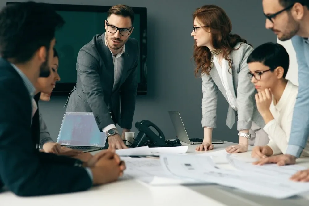 Professionnels de la communication santé en réunion de travail autour d'un projet