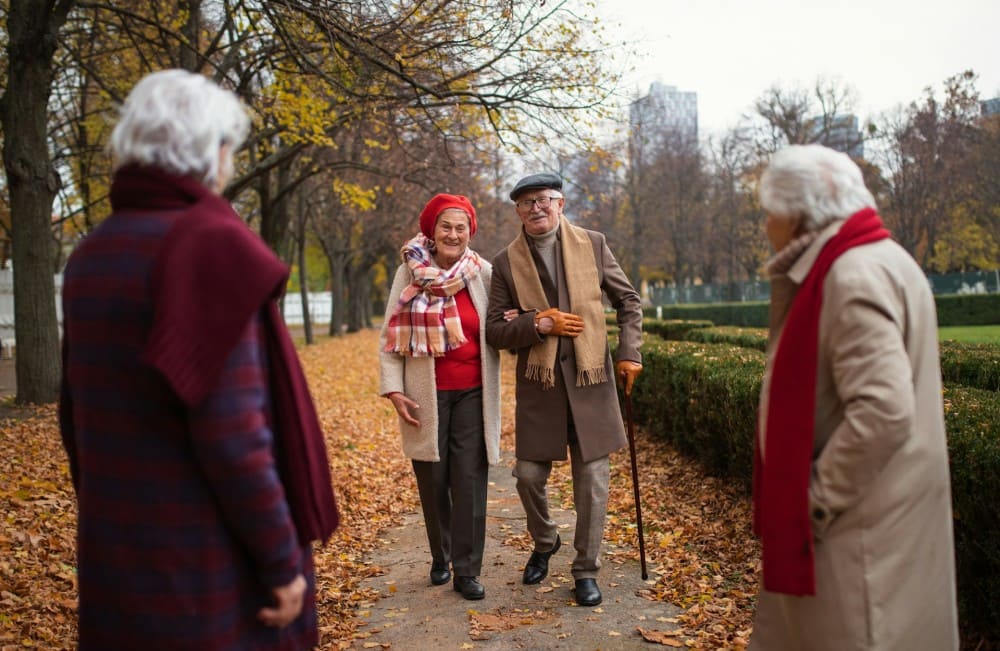 4 personnes qui se retrouvent pour marcher ensemble