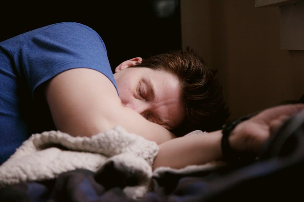 Homme fatigué qui s'est endormi