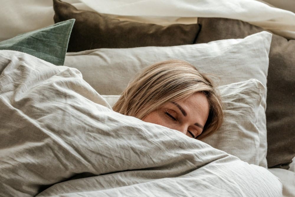 Femme qui dort dans son lit