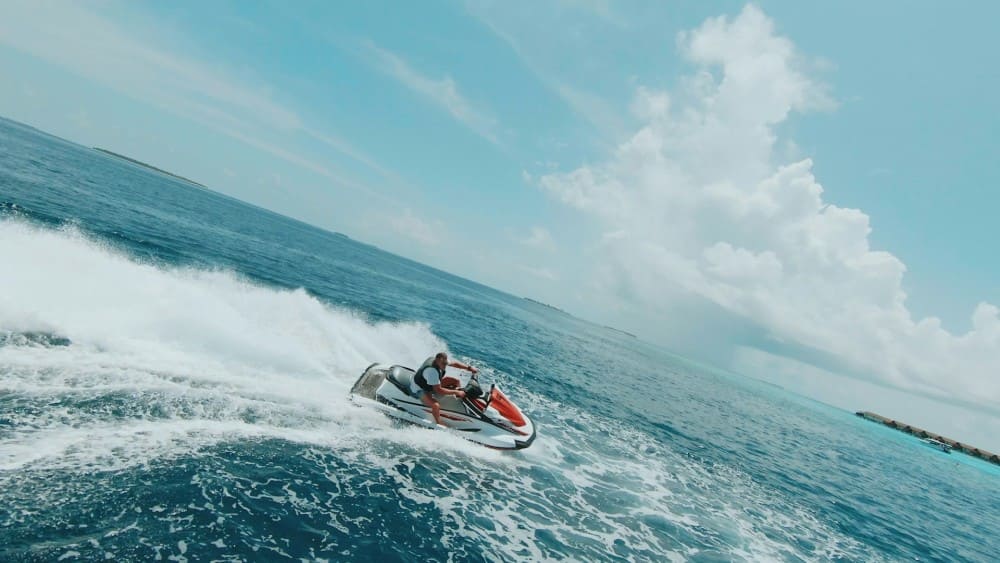 Homme qui fait du jet ski en mer