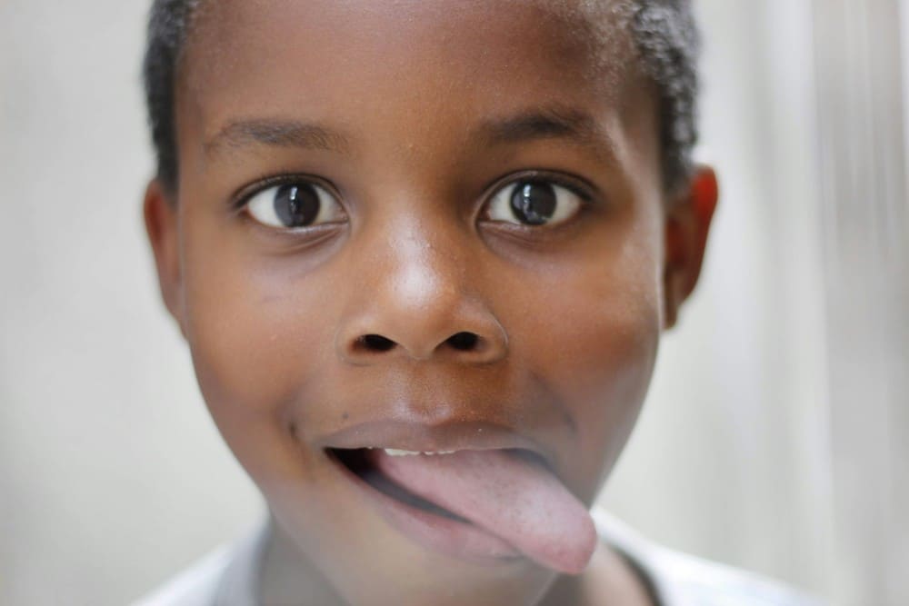 Jeune fille noire qui tire la langue