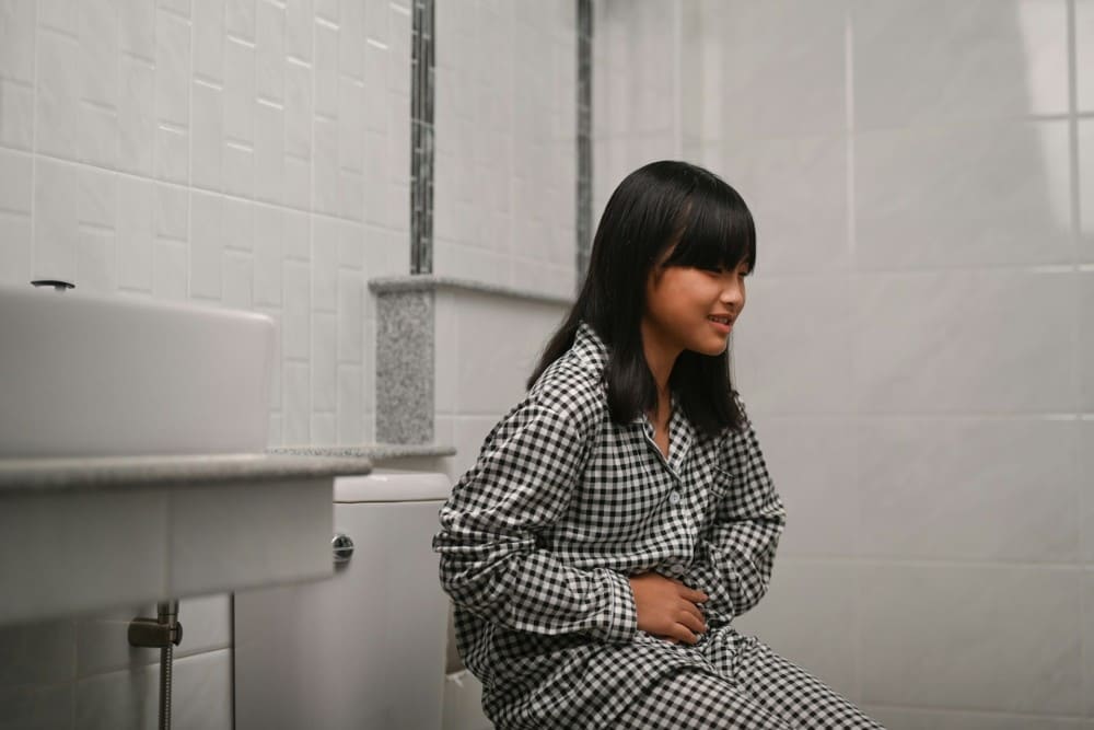 Petite fille aux wc qui a mal au ventre