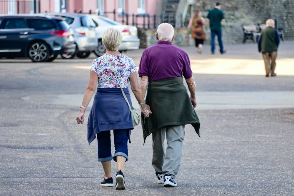 Photo d'un couple qui fait 30 minutes de marche par jour