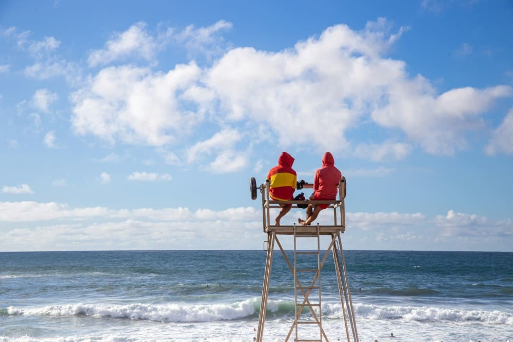 Sauveteurs en mer qui surveillent la plage