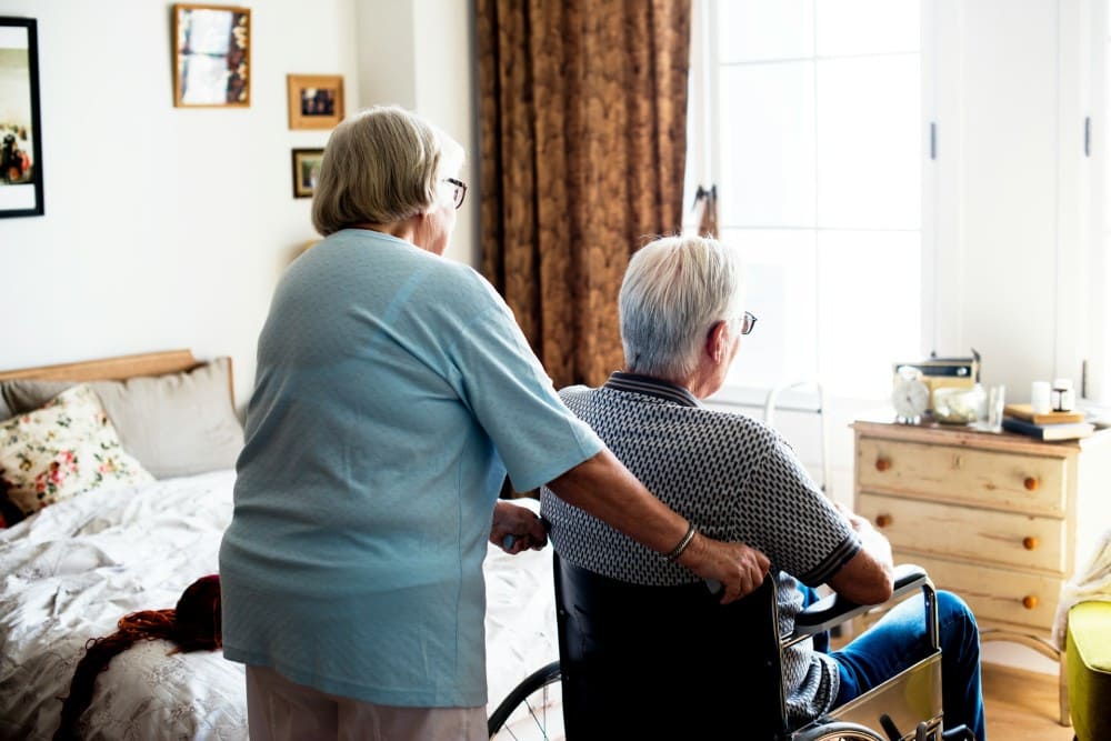 Deux résidents dans une chambre dans un EHPAD privé