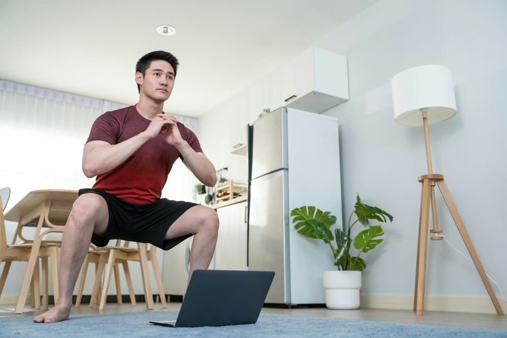 Homme qui fait des squats